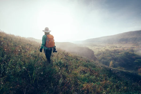 Woman Photographer Enjoying Nature Autumn — Stock Photo, Image