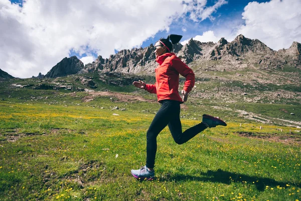 女子小径赛跑者奔跑在美丽的山上 — 图库照片