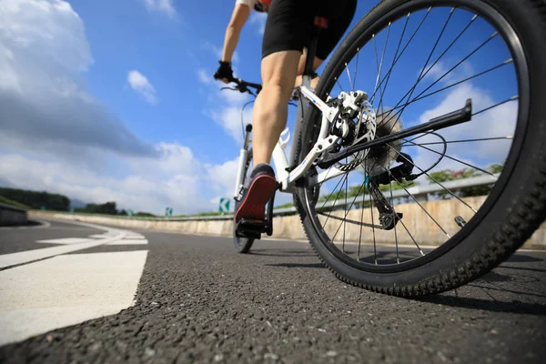 Młoda Kobieta Kolarz Jazda Mountain Bike Autostradzie — Zdjęcie stockowe