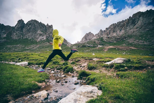 Vrouw Trail Runner Springen Rivier Prachtige Bergen — Stockfoto