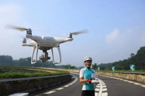 Asszony Fehér Drone Autópálya Fölött Repül Ellenőrzése — Stock Fotó
