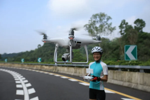 Asszony Fehér Drone Autópálya Fölött Repül Ellenőrzése — Stock Fotó