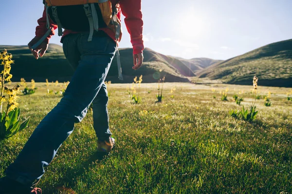 高海拔草原山区的年轻女子徒步旅行 — 图库照片