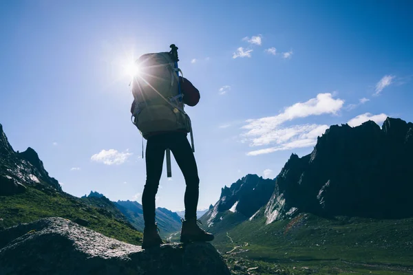 Skuteczne Kobieta Plecak Piesze Wycieczki Góry Sunrise — Zdjęcie stockowe