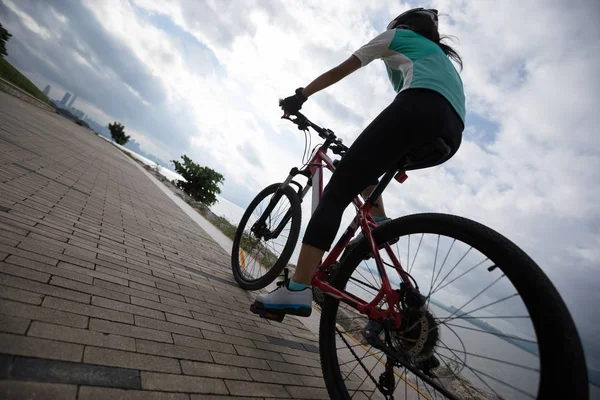 Žena Cyklistka Horském Kole Moři — Stock fotografie