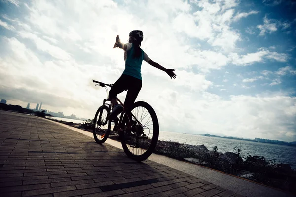 Žena Cyklista Ruce Volné Cyklistické Jezdecké Horské Kolo Pobřeží Sunrise — Stock fotografie