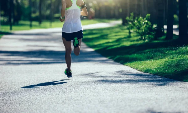 Deportista Fitness Mujer Corriendo Sunny Park —  Fotos de Stock