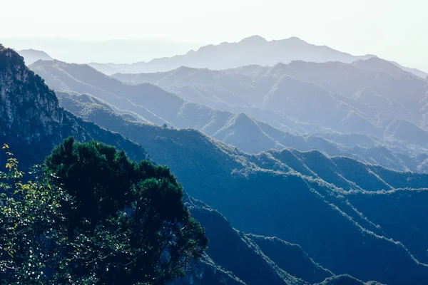 中国美丽的雾山景观 — 图库照片