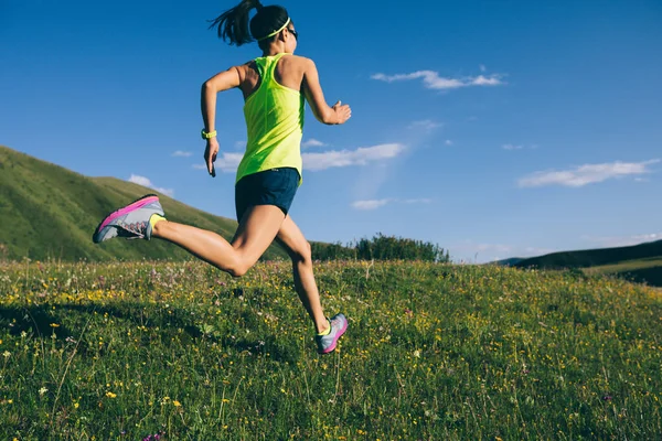 Junge Fitness Trailrunnerin Läuft Auf Wiesen — Stockfoto