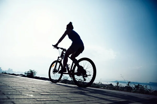 Ciclismo Mujer Montando Micrófono Montaña Salida Del Sol Playa — Foto de Stock