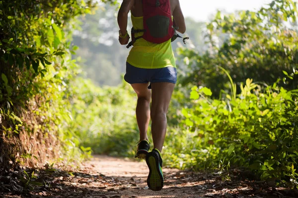 Jonge Vrouw Trail Runner Uitgevoerd Tropische Bospad — Stockfoto