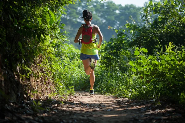 Femme courant au sentier forestier — Photo