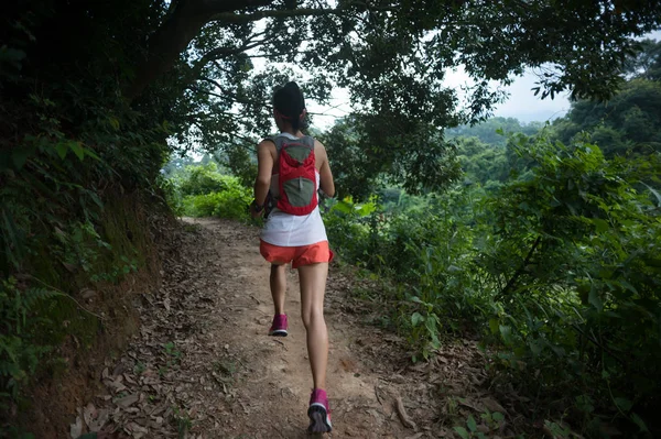 Ung Kvinna Trail Runner Körs Tropisk Skog Spår — Stockfoto
