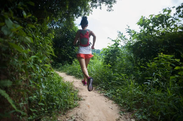 年轻女子小径赛跑者在热带森林小径上奔跑 — 图库照片
