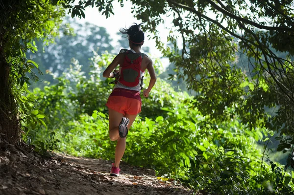 Ung Kvinna Trail Runner Körs Tropisk Skog Spår — Stockfoto