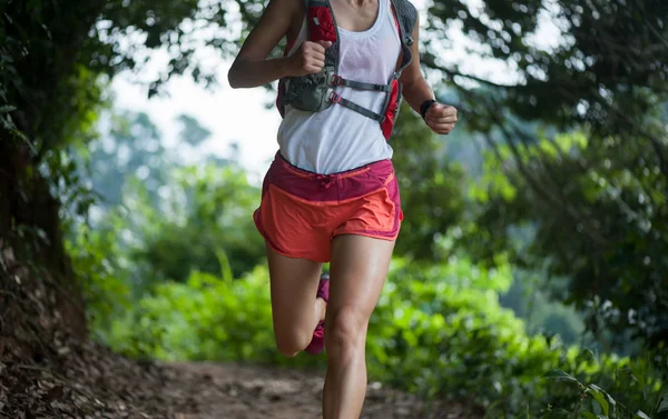 Jonge Vrouw Trail Runner Uitgevoerd Tropische Bospad — Stockfoto