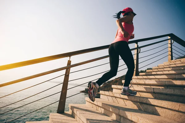 健康的なライフ スタイルのコンセプト 石の階段の海辺実行しているスポーツの女性 — ストック写真