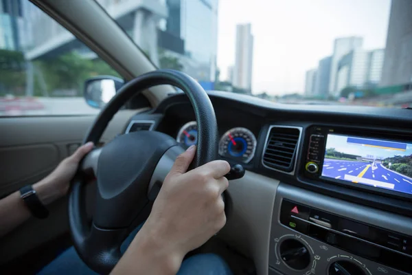 Handen Vasthouden Stuurwiel Tijdens Het Rijden Auto Weg Van Stad — Stockfoto