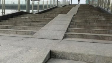Genç kadın binicilik bisiklet Üstgeçit City merdivenlerden aşağı