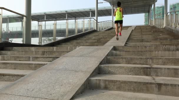 Молода Фітнес Спортивна Жінка Біжить Нагору — стокове відео