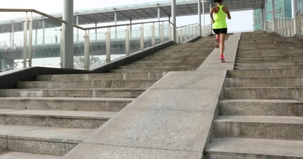 Junge Fitness Sportlerin Rennt Treppe Hinauf — Stockvideo