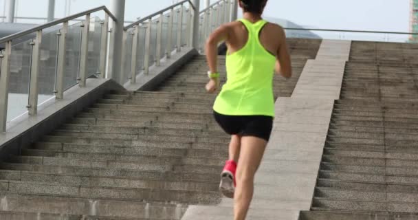 Mujer Joven Corredora Deportista Corriendo Por Las Escaleras Ciudad — Vídeos de Stock