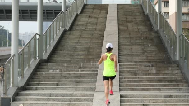 Młoda Kobieta Runner Sportsmenka Podbiegł Schodach Miasta — Wideo stockowe