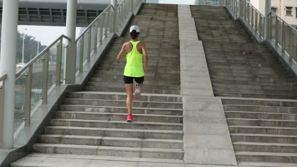 Junge Fitness Sportlerin Rennt Treppe Hinauf — Stockvideo