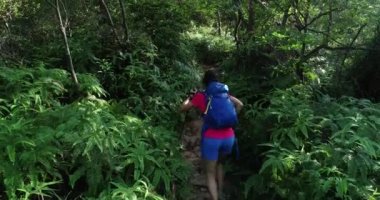 dağ izinde yürüyen kadın