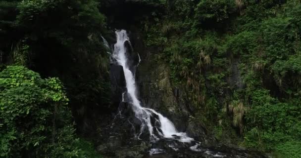 熱帯雨林の山の中の滝の空撮 — ストック動画
