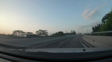 Araba şehir yolda hareket. İçinde görünüm