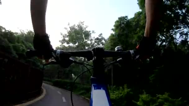 骑车骑山地自行车的年轻女子骑自行车 — 图库视频影像