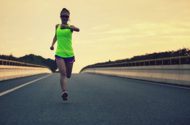 yolda çalışan kadın Runner atlet 