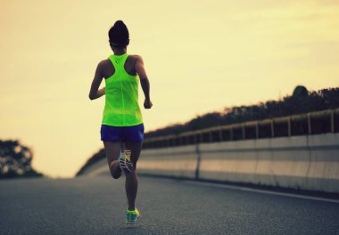 Yolda çalışan kadın Runner atlet. kadın fitness egzersiz sağlık kavramı koşu 