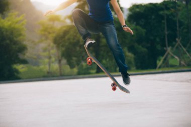 Kadın kaykay atlama açık havada, atış kırpılmış