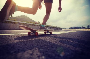 Otoban yolu üzerinde kaykay kaykaycı