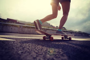 Otoban yolu üzerinde kaykay kaykaycı