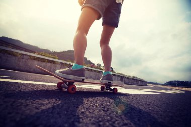 Otoban yolu üzerinde kaykay kaykaycı