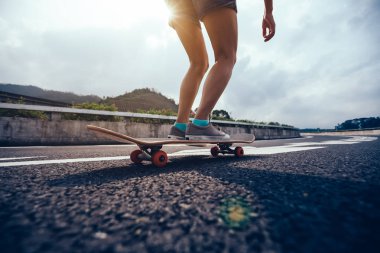 Otoban yolu üzerinde kaykay kaykaycı