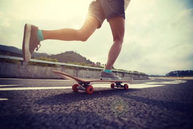 Otoban yolu üzerinde kaykay kaykaycı