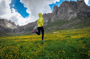 Yüksek rakımlı dağlarda çalışan genç fitness kadın iz runner