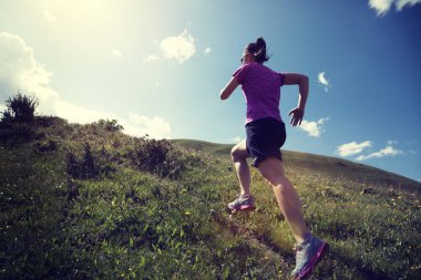 Otlak Dağı'nda çalışan kararlı kadın iz runner