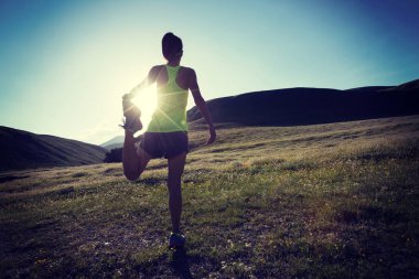 Otlak ısınma genç fitness kadın iz runner