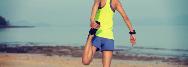 Joven Mujer Fitness Calentándose Playa Arena —  Fotos de Stock