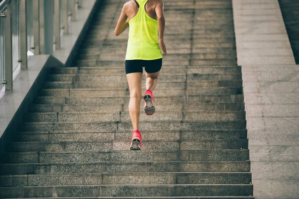 Молодая Спортсменка Бегунья Поднимается Городской Лестнице — стоковое фото