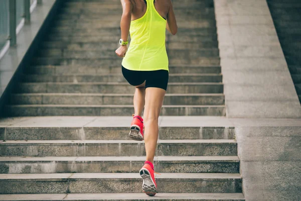 Junge Läuferin Steigt Auf Stadttreppe Auf — Stockfoto