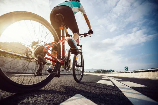 Joven Ciclista Montando Bicicleta Montaña Carretera — Foto de Stock