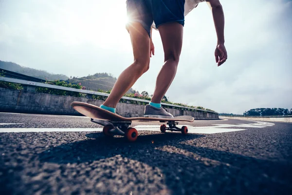 Skateboarder Skateboard Sur Autoroute Route — Photo