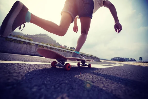 Skateboarder Skateboardet Auf Autobahn — Stockfoto