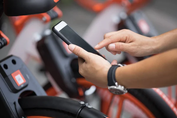 스마트폰을 사용하여 도시에서 자전거 코드를 — 스톡 사진